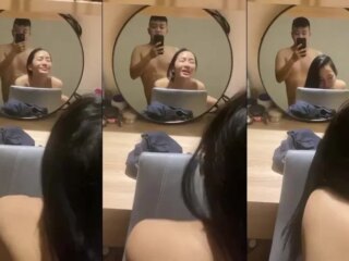 Với vẻ mặt thỉa mãn em cong mông cho anh doggy trước gương